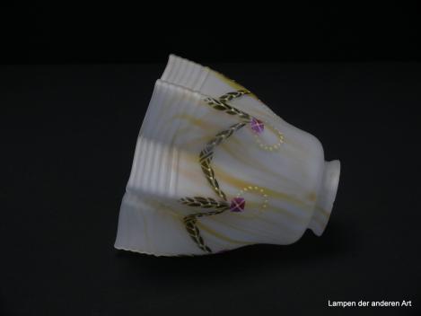 gebrauchter Schirm, aus der Zeit um 1910,  florale Form mit einer umlaufendenden Girlande dekoriert, satinierter Glaskörper hat eine dezente beige Marmorierung
