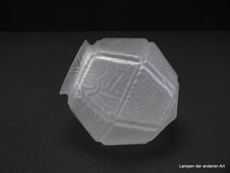 Art Deco Lampenschirm gebraucht, antikes Glas, Prismenflächen satiniert und strukturiert, kugelförmig angeordnet, mittig spitz zulaufend, Nostalgie Ersatzglas D: ca.15cm, H: ca.15cm, Glashalter Griffrand 8cm, seitlich