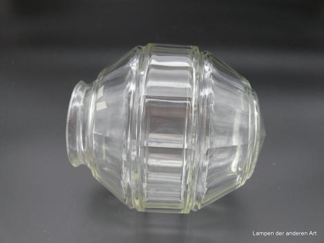 Art Deco Lampenschirm gebraucht, Klarglas, Wandung mit prismenartigen Flächen als Kugel geformt, drei waagerechte Ringkerben, D: 15cm, H: 16cm, Nostalgie Ersatzglas, Glashalter Griffrand 8cm, liegend