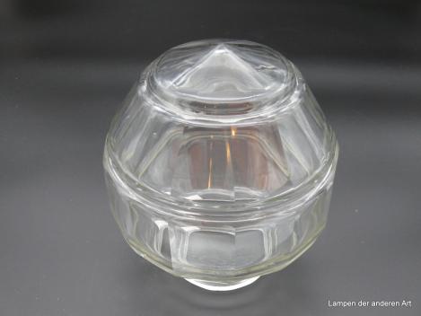 Art Deco Lampenschirm gebraucht, Klarglas, Wandung mit prismenartigen Flächen als Kugel geformt, drei waagerechte Ringkerben, D: 15cm, H: 16cm, Nostalgie Ersatzglas, Glashalter Griffrand 8cm