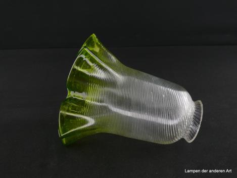 Jugendstil Lampenschirm gebraucht, Klarglas farblos, dann sanft übergehend zum Grün des Abschlussrandes, diagonal eingeschnittene Vertiefungen im geraden Zylinder, mehrfach gekniffener unterer Rand, Griff 6cm, liegend