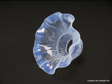 Jugendstil Lampenschirm gebraucht, antik, Glas milchig weiß, gerundete Schulter, übergehend in geschwungen Faltenrock, reliefierte Oberfläche, Nostalgie Ersatzglas für alte Lampen D: ca.15cm, H: ca.9cm, Glashalterand Griffrand 6cm, seitlich