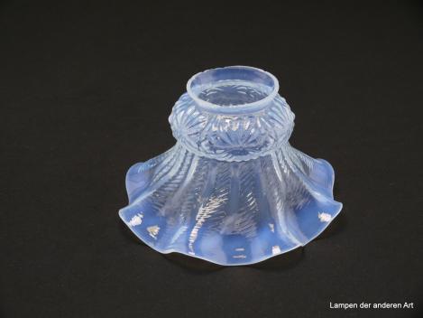 Jugendstil Lampenschirm gebraucht, antik, Glas milchig weiß, gerundete Schulter, übergehend in geschwungen Faltenrock, reliefierte Oberfläche, Nostalgie Ersatzglas für alte Lampen D: ca.15cm, H: ca.9cm, Glashalterand Griffrand 6cm