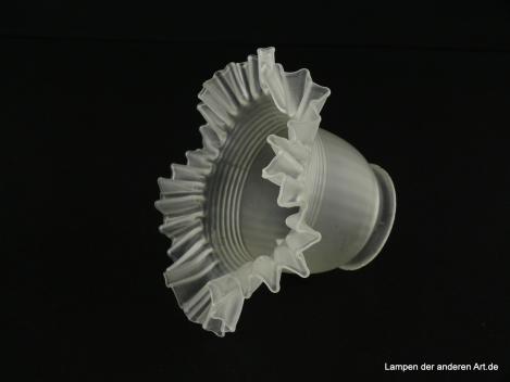 3-er Set Jugendstil Lampenschirm gebraucht, Glas grau satiniert, stilisierte Blüte, Zylinder mit leicht strukturierter Oberfläche, im Übergang zum fast waagerecht abstehenden Rand gerillt, Nostalgie Ersatzglas, D: ca.15m, H: ca.9cm, Griff 6cm, seitlich