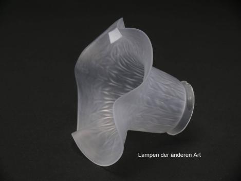 antiker Jugendstil Lampenschirm, gebraucht, satiniertes Glas, Wandung reliefiert, senkrecht angeordnet paarweise Blätter spitzoval, Nostalgie Ersatzglas, D: ca.15cm, H: ca.10cm, Glashalter Griffrand 6cm , seitlich