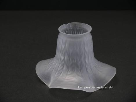 antiker Jugendstil Lampenschirm, gebraucht, satiniertes Glas, Wandung reliefiert, senkrecht angeordnet paarweise Blätter spitzoval, Nostalgie Ersatzglas, D: ca.15cm, H: ca.10cm, Glashalter Griffrand 6cm