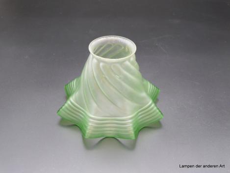 Jugendstil Lampenschirm gebraucht, Glas in Blütenform, satiniert grau mit ausgestelltem grünen Rand, D: 15cm, H: 10cm, Griff-Rand 6cm