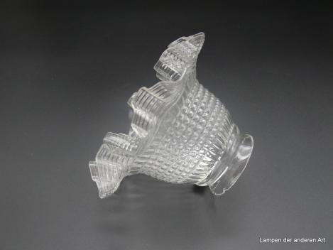 Jugendstil Lampenschirm gebraucht, Klarglas, Blütenkelchform genoppte Oberfläche des zylindrischen Teils, aufgebogener Rand regelmäßig gekniffen, gerillte Oberfläche, D: 15cm, H: 10cm, Griffrand 6cm liegend