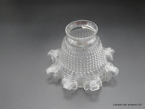 Jugendstil Lampenschirm gebraucht, Klarglas, Blütenkelchform genoppte Oberfläche des zylindrischen Teils, aufgebogener Rand regelmäßig gekniffen, gerillte Oberfläche, D: 15cm, H: 10cm, Griffrand 6cm