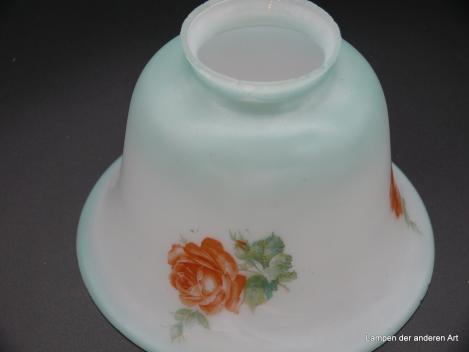 Preview: Jugendstil Lampenschirm gebraucht, Glas opal weiß bläulich schimmernd mit romantischem Rosendekor in rot/orange/grün, Blütenform mit nach außen gebogtem Rand, Ersatzschirm für antike Lampen D: 15cm, H:10cm, Griffrand 6cm Detail Dekor