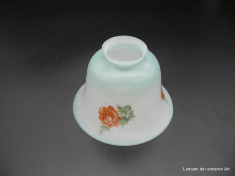 Jugendstil Lampenschirm gebraucht, Glas opal weiß bläulich schimmernd mit romantischem Rosendekor in rot/orange/grün, Blütenform mit nach außen gebogtem Rand, Ersatzschirm für antike Lampen D: 15cm, H:10cm, Griffrand 6cm