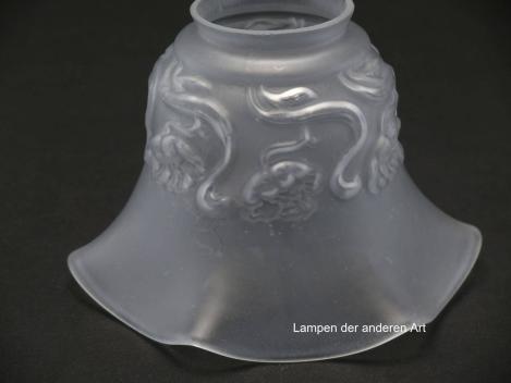 Preview: antiker Jugendstil Lampenschirm gebraucht, Glas satiniert, Wandung unterhalb der Schulter mit erhabenem Blumendekor, ausgestellter Rand sechsfach gekniffen, Nostalgie Ersatzglas,  Griffrand Ø6cm, Detail Blumendekor