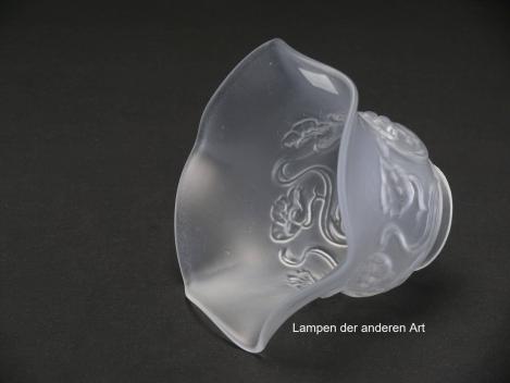 Preview: antiker Jugendstil Lampenschirm gebraucht, Glas satiniert, Wandung unterhalb der Schulter mit erhabenem Blumendekor, ausgestellter Rand sechsfach gekniffen, Nostalgie Ersatzglas,  Griffrand Ø6cm, seitlich