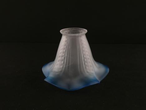 Jugendstil Lampenschirm gebraucht, Glas satiniert, stilisierte Blüte mit blauem gewelltem Rand, Wandung senkrecht reliefiert mit Schmuckbändern, Nostalgie Ersatzschirm D: 15cm, H: 11cm, Glashalter Griffrand 6cm