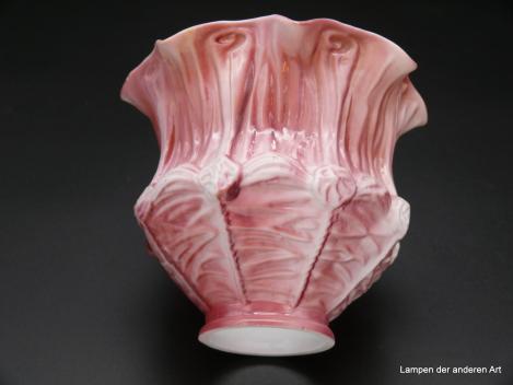 Jugendstil Lampenschirm gebraucht, weiß-rosa, mit reliefiertem Faltenwurf,  D: 15cm, H: 12cm, Griff-Rand 6cm von unten