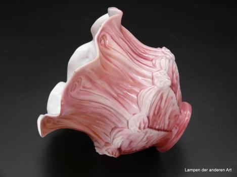 Jugendstil Lampenschirm gebraucht, weiß-rosa, mit reliefiertem Faltenwurf,  D: 15cm, H: 12cm, Griff-Rand 6cm liegend
