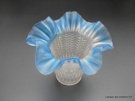 Jugendstil Lampenschirm gebraucht, Glas satiniert grau, reliefierter abstrakt gemusterter Grund, dreigeteilte Form - kugelförmig, konisch mit blauem gewelltem gefaltetem Rand, Ersatzglas D: 15cm, H: 12cm, Griffrand 6cm von unten