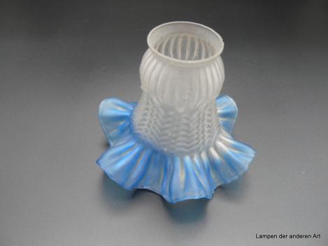 Jugendstil Lampenschirm gebraucht, Glas satiniert grau, reliefierter abstrakt gemusterter Grund, dreigeteilte Form - kugelförmig, konisch mit blauem gewelltem gefaltetem Rand, Ersatzglas D: 15cm, H: 12cm, Griffrand 6cm
