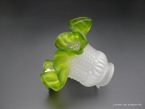 Jugendstil Lampenschirm gebraucht, Klarglas satiniert grau, floral geformter Lampenkörper, reliefierter Grund, grün gefärbter gewellter Rand, Ersatzglas D: 15cm, H: 12cm, Griffrand 6cm liegend