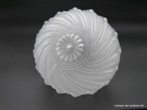 Jugendstil Lampenschirm gebraucht, satiniertes Kugelglas, mittig durch Wulst getrennt, gewellte Linienführung als dekorative Ornamente, reliefierte Rosette als zentraler Blickfang, Nostalgie Ersatzglas, D: ca. 15cm, H: ca.15cm, Griff 8cm, Detail Rosette