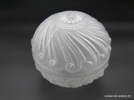 Jugendstil Lampenschirm gebraucht, satiniertes Kugelglas, mittig durch Wulst getrennt, gewellte Linienführung als dekorative Ornamente, reliefierte Rosette als zentraler Blickfang, Nostalgie Ersatzglas, D: ca. 15cm, H: ca.15cm, Glashalter Griffrand 8cm