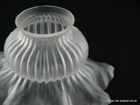 2-er Set Jugendstil Lampenschirm, Pärchen, gebraucht, Glas grau satiniert, stilisierte Blüte, zwiebelförmig eingeschnürte obere Wandungszone, waagerecht abstehender gekniffener Abschlussrand, Ersatzglas, Detail Riss im Glas nicht durchgehend