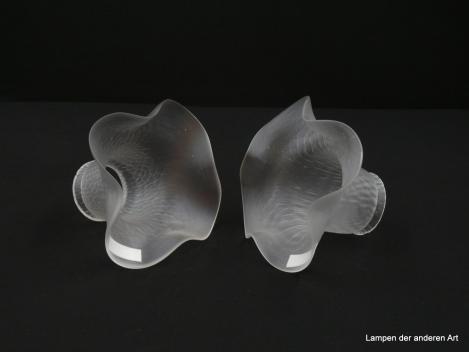 Pärchen Jugendstil Lampenschirm gebraucht, Klarglas satiniert, reliefierte genarbte Oberfläche, geringe Abweichungen in der Struktur, weit aufgezogener gewellter Rand, Nostalgieglas D: 15cm H: 10cm, Griffrand Glashalter 6cm, liegend
