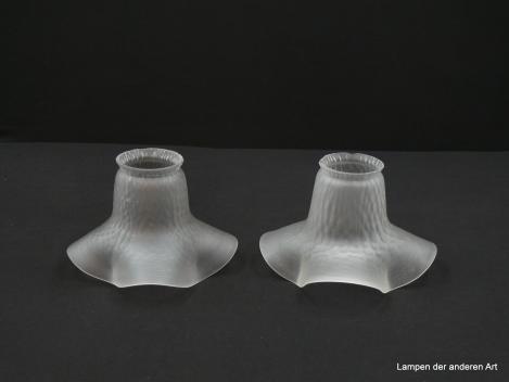 Pärchen Jugendstil Lampenschirm gebraucht, Klarglas satiniert, reliefierte genarbte Oberfläche, geringe Abweichungen in der Struktur, weit aufgezogener gewellter Rand, Nostalgieglas D: 15cm H: 10cm, Griffrand Glashalter 6cm