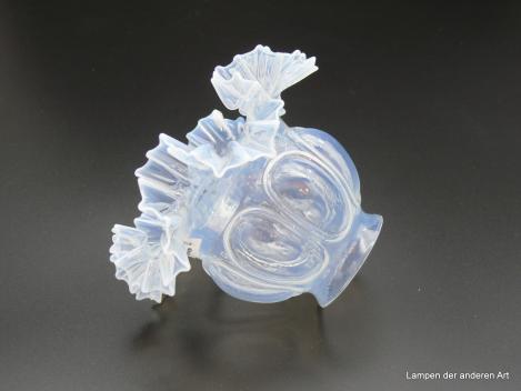 Jugendstil Lampenschirm, gestufter Blütenschirm, Glas milchig weiß, gebraucht, D: 15cm H: 11cm,  Griff-Rand 6cm liegend