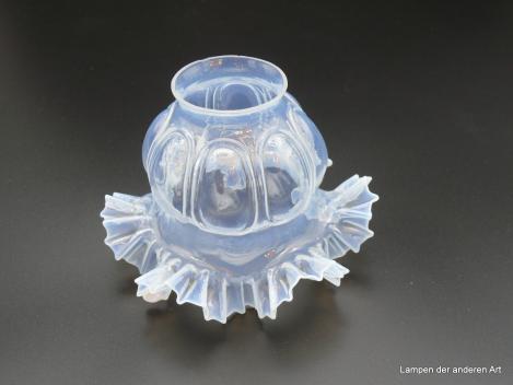 Jugendstil Lampenschirm, gestufter Blütenschirm, Glas milchig weiß, gebraucht, D: 15cm H: 11cm,  Griff-Rand 6cm