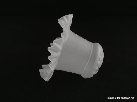 Jugendstil Lampenschirm gebraucht, Glas grau satiniert, wulstige Schulter mit ovalen Nuppen, leicht geweiteter Zylinderschaft mit reliefierten Ringlinien, gefalteter geschwungener Rand, Nostalgie Ersatzglas, D: 15cm, H: 11cm, Loch 40m, liegend