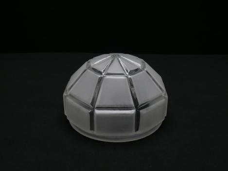 Jugendstil Lampenschirm gebraucht, Glas satiniert, Halbkugel, Oberfläche durch Facetten gestaltet, kleines Nostalgieglas D: 16cm H: 9cm, Griffrand Glashalter 15cm