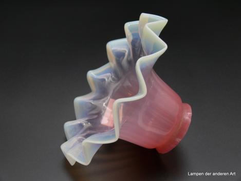 Jugendstil Lampenschirm gebraucht, Glas milchig im Farbverlauf vom Schirmhals rosa zum weiß-gelb am gefalteten ausgestellten Rand, Ersatzglas D: 16cm, H: 9cm, Griffrand 6cm liegend