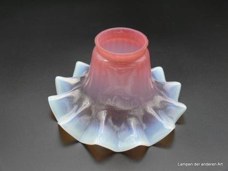 Jugendstil Lampenschirm gebraucht, Glas milchig im Farbverlauf vom Schirmhals rosa zum weiß-gelb am gefalteten ausgestellten Rand, Ersatzglas D: 16cm, H: 9cm, Griffrand 6cm
