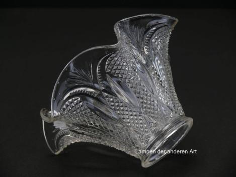 antiker Jugendstil Lampenschirm gebraucht, Pressglas klar, ausgestellte reliefierte Wandung, geschwungener Abschlussrand, Ersatzglas D: ca.16cm, H: ca.9cm, Griffrand 6cm, seitlich