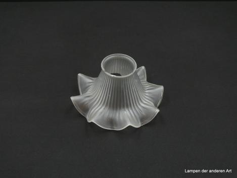 Jugendstil Lampenschirm gebraucht, Blütenform, profilierte Oberfläche stumpf satiniert, vertikal gerippter Grund, gekniffener ausgestellter Rand, Ersatzglas D: 16cm, H: 9cm, Griffrand 6cm