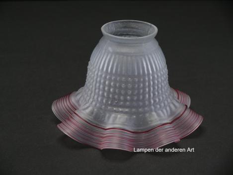 antiker Jugendstil Lampenschirm gebraucht, geweiteter Glaszylinder grau satiniert, Oberfläche reliefiert, aufgezogener gewellter Rand mit extra aufgelegten Glasfäden in rot verziert, Nostalgie Ersatzglas, Griffrand Ø 6cm
