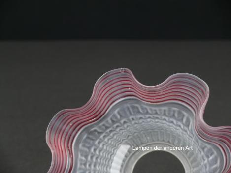 Preview: antiker Jugendstil Lampenschirm gebraucht, geweiteter Glaszylinder grau satiniert, Oberfläche reliefiert, aufgezogener gewellter Rand mit extra aufgelegten Glasfäden in rot verziert, Nostalgie Ersatzglas, Griffrand Ø 6cm, Detail Chip am Rand von innen