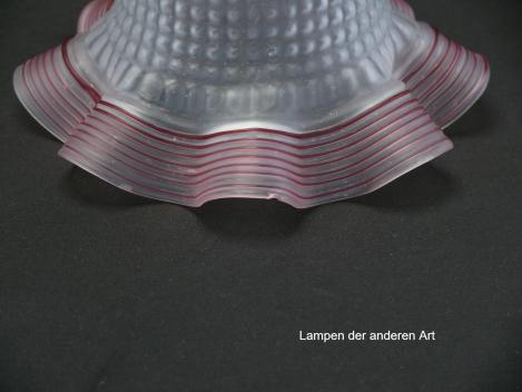 Preview: antiker Jugendstil Lampenschirm gebraucht, geweiteter Glaszylinder grau satiniert, Oberfläche reliefiert, aufgezogener gewellter Rand mit extra aufgelegten Glasfäden in rot verziert, Nostalgie Ersatzglas, Griffrand Ø 6cm, Detail Chip am Rand von außen