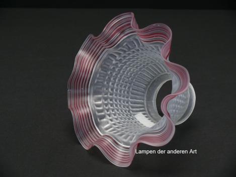 Preview: antiker Jugendstil Lampenschirm gebraucht, geweiteter Glaszylinder grau satiniert, Oberfläche reliefiert, aufgezogener gewellter Rand mit extra aufgelegten Glasfäden in rot verziert, Nostalgie Ersatzglas, Griffrand Ø 6cm, liegend