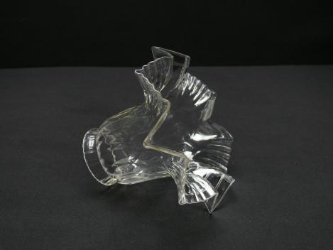 Jugendstil Lampenschirm gebraucht, zylindrischer Körper, farbloses Klarglas, leichte Struktur, untere Zone ausgestellt, mehrfach gekniffen und gerillt,  Nostalgieglas D: 16cm H: 10cm, Griffrand Glashalter 6cm, liegend