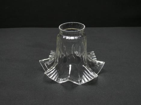 Jugendstil Lampenschirm gebraucht, zylindrischer Körper, farbloses Klarglas, leichte Struktur, untere Zone ausgestellt, mehrfach gekniffen und gerillt,  Nostalgieglas D: 16cm H: 10cm, Griffrand Glashalter 6cm