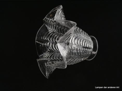 Jugendstil Lampenschirm gebraucht, Glas klar, strukturierte Wandung, in Dreiecksform aufgezogener Abschlussrand, stilisierte Blüte, Nostalgie Ersatzglas, D: ca. 16cm, H: ca.11cm, Glashalter Griffrand 6cm, liegend