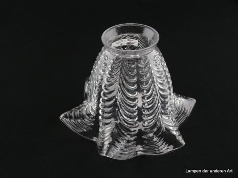 Jugendstil Lampenschirm gebraucht, Glas klar, strukturierte Wandung, in Dreiecksform aufgezogener Abschlussrand, stilisierte Blüte, Nostalgie Ersatzglas, D: ca. 16cm, H: ca.11cm, Glashalter Griffrand 6cm