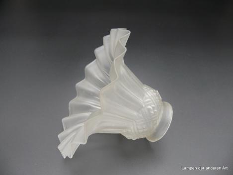 Jugendstil Lampenschirm gebraucht, stumpf satiniertes Glas, weit aufgetriebene gekniffene Wandung, stilisierter Kelch mit diagonal verlaufenden Linien reliefiert, Ersatzschirm D: 16cm, H: 11cm, Griffrand 6cm liegend