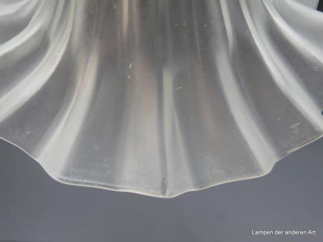 Jugendstil Lampenschirm gebraucht, stumpf satiniertes Glas, weit aufgetriebene gekniffene Wandung, stilisierter Kelch mit diagonal verlaufenden Linien reliefiert, Ersatzschirm D: 16cm, H: 11cm, Griffrand 6cm, winziger Chip am Rand - kaum sichtbar