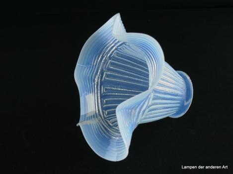 Jugendstil Lampenschirm gebraucht, Glas milchig weiß, paneelartig gestaltete zylindrische Wandung, parallel verlaufende Rillen im Wellenrand, Nostalgie Ersatzglas für alte Lampen, D: ca.16cm, H: ca.12cm, Glashalterand Griffrand 6cm, liegend
