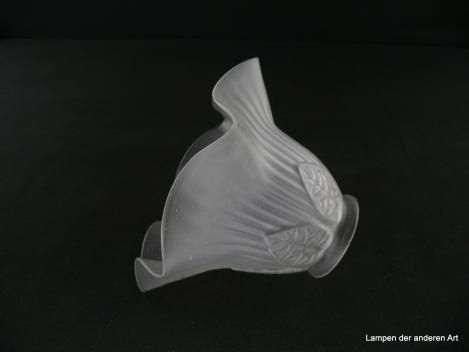 Jugendstil Lampenschirm gebraucht, Glas grau satiniert, plastisch gestaltete geäderte Blätter umrahmen den Schirmhals und geben dem Leuchtenglas das gewisse Etwas, Nostalgie Ersatzschirm D: 16cm, H: 12cm, Glashalter Griffrand 6cm, liegend