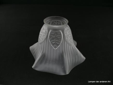 Jugendstil Lampenschirm gebraucht, Glas grau satiniert, plastisch gestaltete geäderte Blätter umrahmen den Schirmhals und geben dem Leuchtenglas das gewisse Etwas, Nostalgie Ersatzschirm D: 16cm, H: 12cm, Glashalter Griffrand 6cm