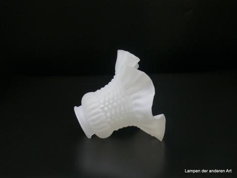 Jugendstil Lampenschirm gebraucht, Glas satiniert, rauher Grund, gewölbter Teil mit Stäbchen, senkrechte Girlanden Noppen und gespreizte Herzen auf konischem Schirmteil, Umrandung nach außen gezogen und gefaltet, D: 16cm, H: 13cm, Griffrand 6cm liegend